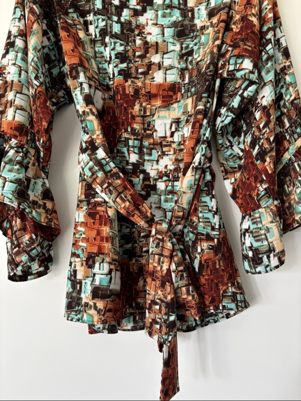 NWOT Betsey Johnson geometric print blouse - Picture 7 of 9